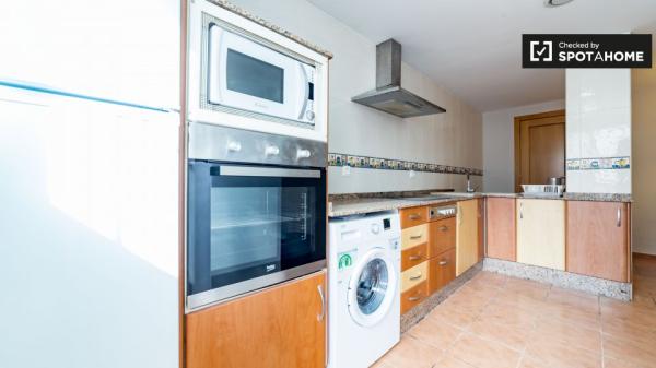 Nice room in 6-bedroom apartment in Extramurs, Valencia