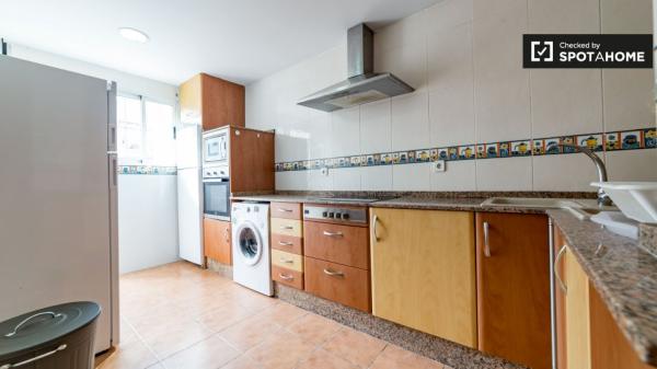 Ładny pokój w 6-pokojowym apartamencie w Extramurs, Valencia