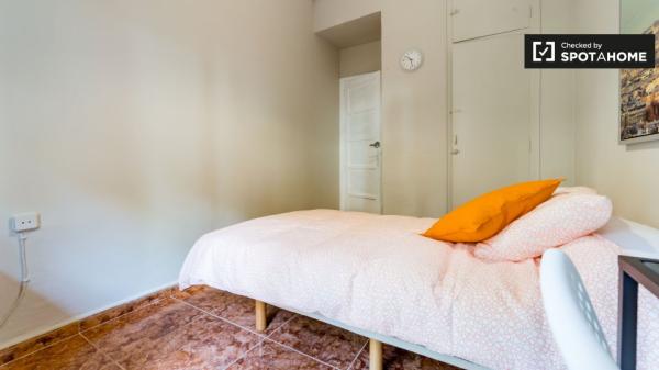 Nice room in 6-bedroom apartment in Extramurs, Valencia