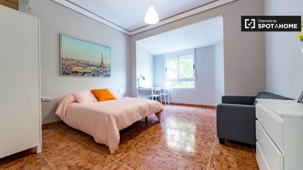 Ładny pokój w 6-pokojowym apartamencie w Extramurs, Valencia