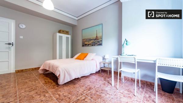 Ładny pokój w 6-pokojowym apartamencie w Extramurs, Valencia