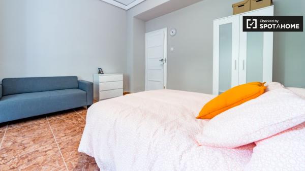 Nice room in 6-bedroom apartment in Extramurs, Valencia