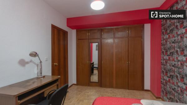 Se alquila habitación doble, apartamento de 6 dormitorios, Alcalá de Henares