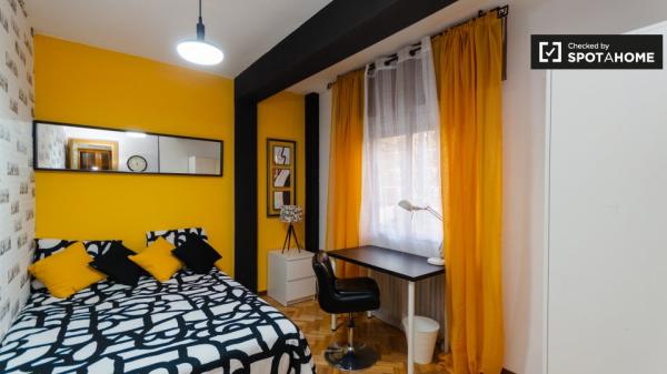 Pokój dwuosobowy do wynajęcia, apartament z 6 sypialniami, Alcalá de Henares