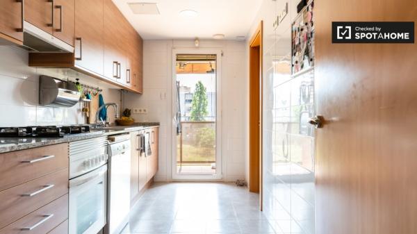 Habitación en apartamento de 2 dormitorios en L'Hospitalet de Llobregat.