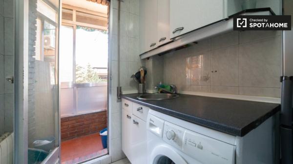 Habitación amueblada en un apartamento de 4 dormitorios en Villaverde, Madrid