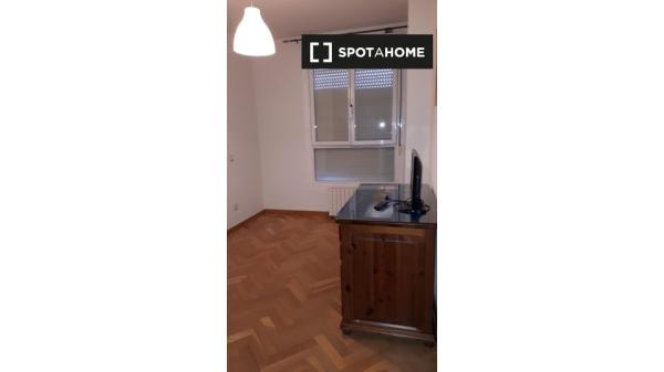 Apartamento tradicional de 3 dormitorios en alquiler en Valverde, Madrid