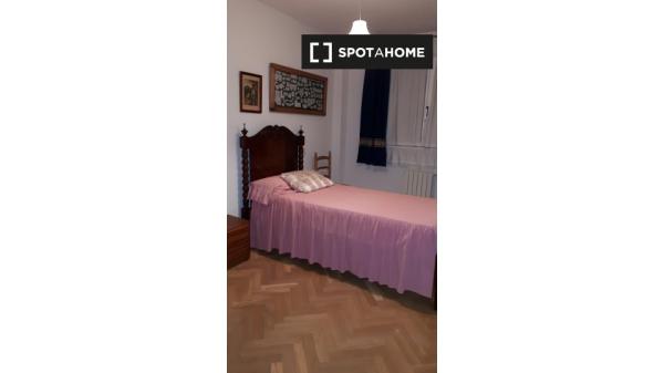 Apartamento tradicional de 3 dormitorios en alquiler en Valverde, Madrid