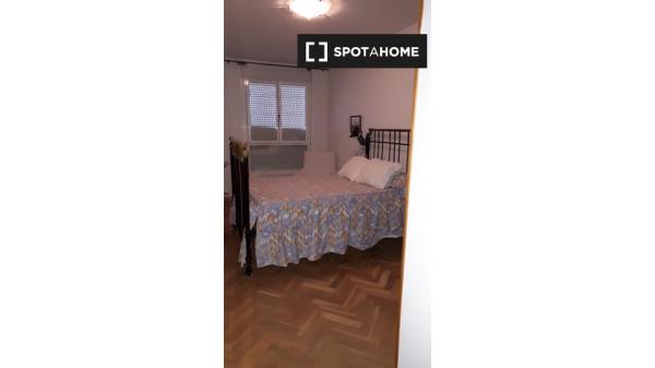 Apartamento tradicional de 3 dormitorios en alquiler en Valverde, Madrid