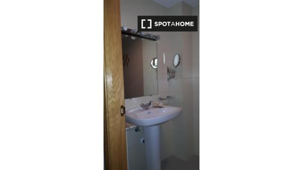 Apartamento tradicional de 3 dormitorios en alquiler en Valverde, Madrid