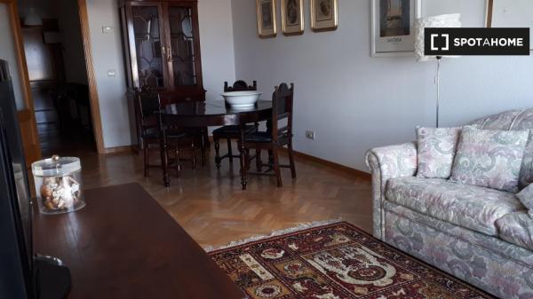 Apartamento tradicional de 3 dormitorios en alquiler en Valverde, Madrid