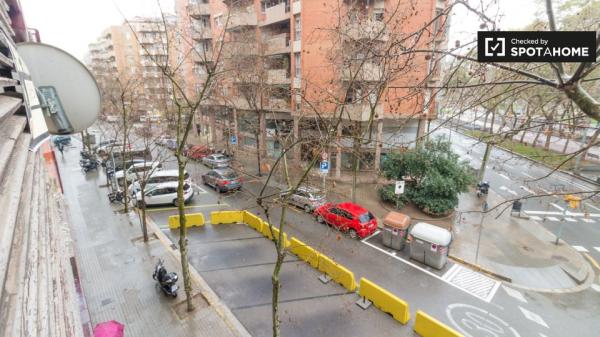 Se alquila habitación en piso de 4 habitaciones en Les Corts