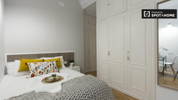 Habitación ordenada en apartamento de 9 dormitorios en Retiro, Madrid