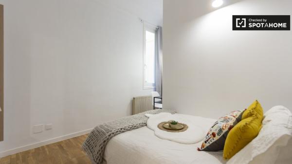 Habitación ordenada en apartamento de 9 dormitorios en Retiro, Madrid