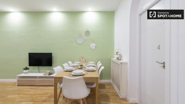 Habitación ordenada en apartamento de 9 dormitorios en Retiro, Madrid