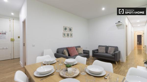 Habitación ordenada en apartamento de 9 dormitorios en Retiro, Madrid