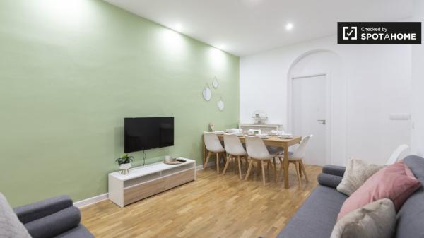 Habitación ordenada en apartamento de 9 dormitorios en Retiro, Madrid