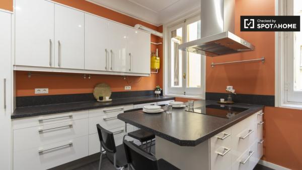 Habitación ordenada en apartamento de 9 dormitorios en Retiro, Madrid