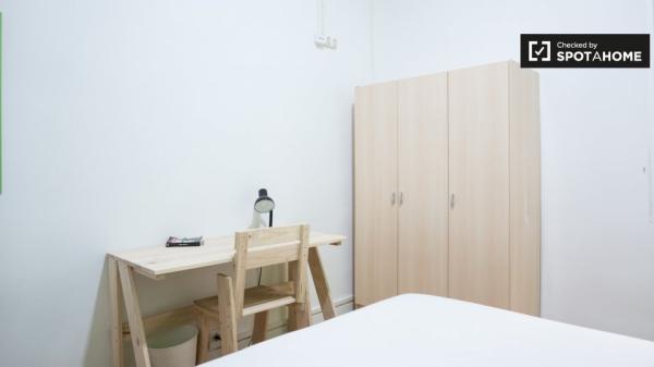 Habitación ordenada en un apartamento de 6 dormitorios en Centro, Madrid.