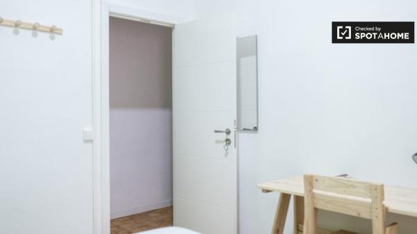 Habitación ordenada en un apartamento de 6 dormitorios en Centro, Madrid.