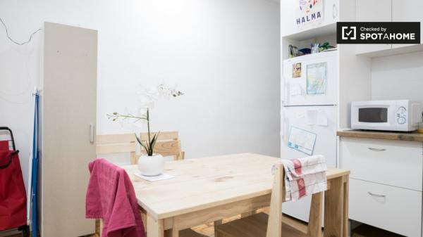 Habitación ordenada en un apartamento de 6 dormitorios en Centro, Madrid.