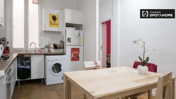 Habitación ordenada en un apartamento de 6 dormitorios en Centro, Madrid.