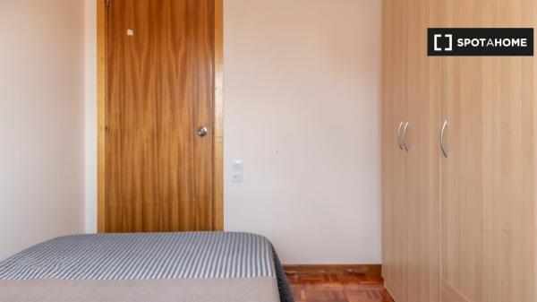 Se alquila habitación en apartamento de 5 dormitorios en Alcalá de Henares.