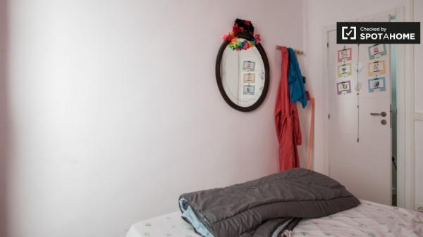 Habitación amueblada en apartamento de 6 dormitorios en Centro, Madrid