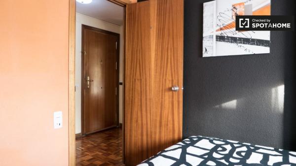 Se alquila habitación en apartamento de 5 dormitorios en Alcalá de Henares.