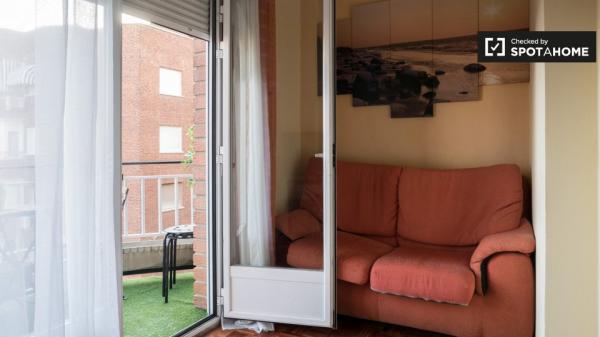 Se alquila habitación en apartamento de 5 dormitorios en Alcalá de Henares.