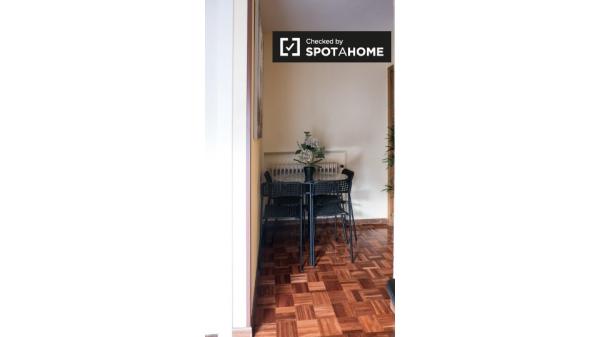 Se alquila habitación en apartamento de 5 dormitorios en Alcalá de Henares.