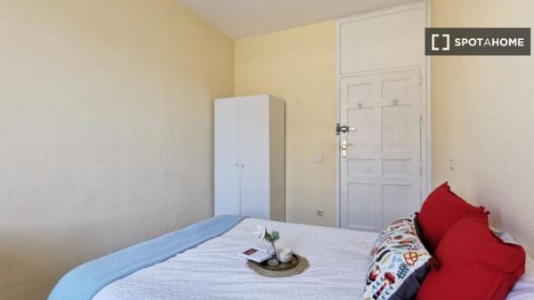 Se alquila habitación en apartamento de 7 dormitorios en La Latina, Madrid