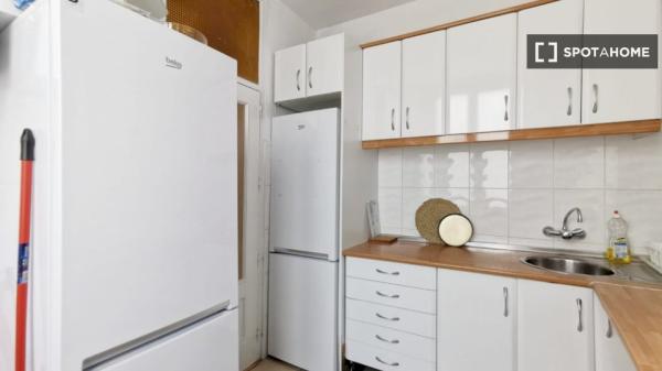 Se alquila habitación en apartamento de 7 dormitorios en La Latina, Madrid