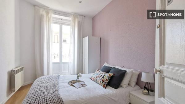 Se alquila habitación en apartamento de 7 dormitorios en La Latina, Madrid