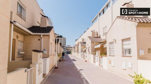 Se alquila habitación en piso de 5 habitaciones en Burjassot, Valencia.