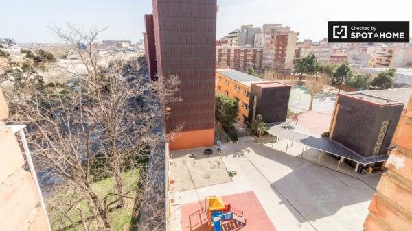 Se alquila habitación en piso de 3 dormitorios en Sant Andreu