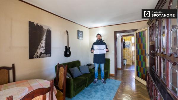 Se alquila habitación en piso de 3 dormitorios en Sant Andreu