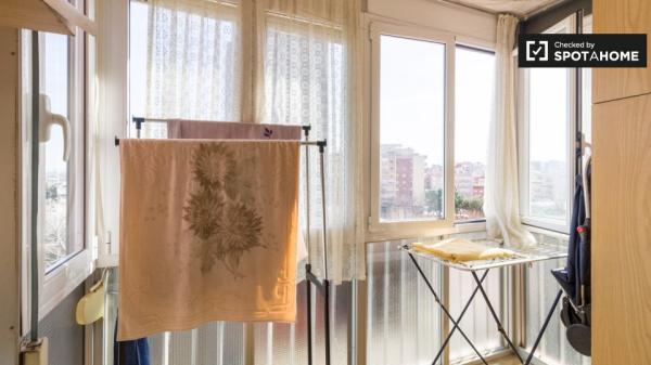 Se alquila habitación en piso de 3 dormitorios en Sant Andreu