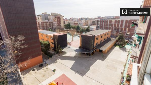 Se alquila habitación en piso de 3 dormitorios en Sant Andreu