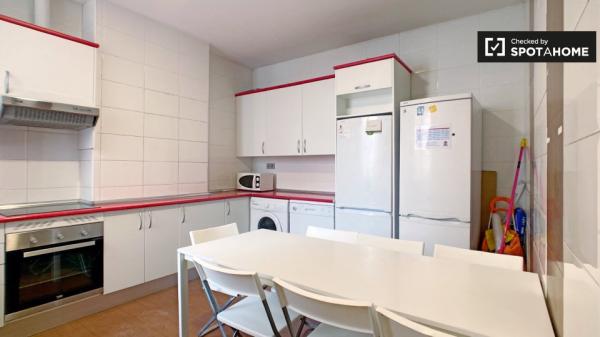 Habitación amueblada en un apartamento de 8 dormitorios en La Latina, Madrid