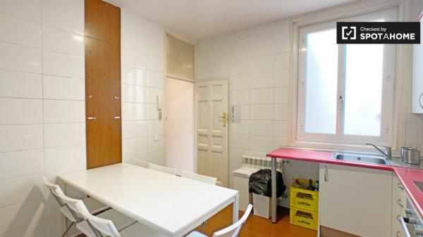 Habitación amueblada en un apartamento de 8 dormitorios en La Latina, Madrid