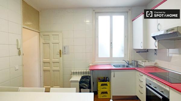 Habitación amueblada en un apartamento de 8 dormitorios en La Latina, Madrid