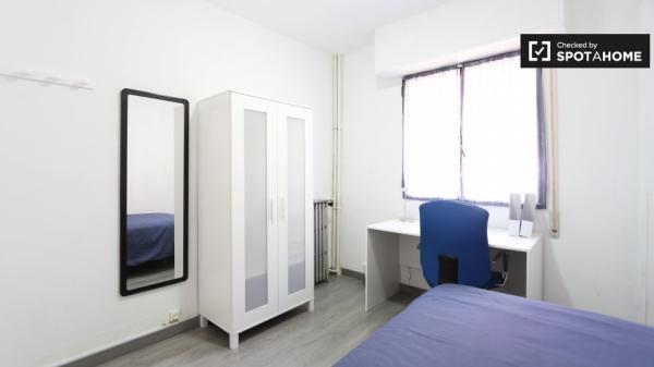 Habitación en apartamento de 5 dormitorios, Madrid Rio, Madrid