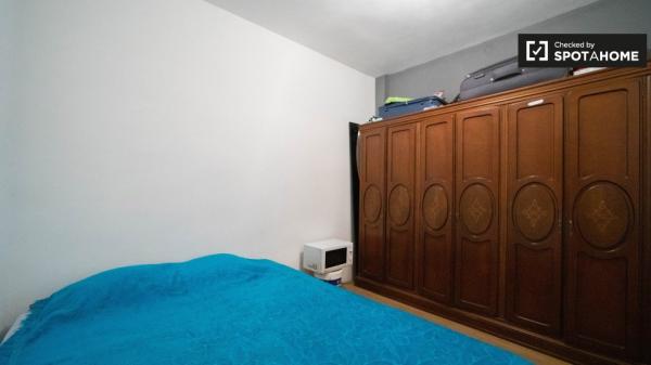 Camera in affitto in appartamento con 2 camere da letto ad Alcala de Henares