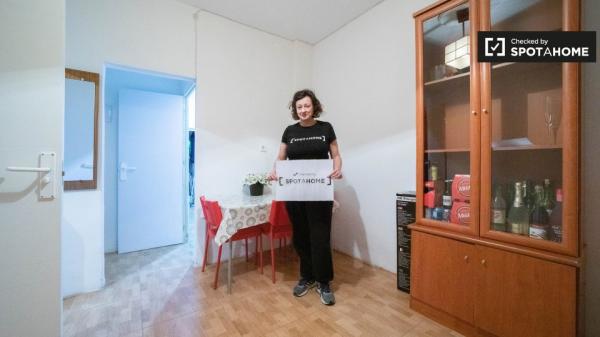 Se alquila habitación en piso de 2 dormitorios en Alcalá de Henares