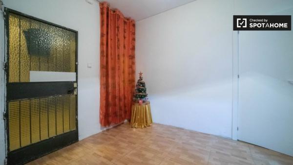 Room for rent in 2-bedroom apartment in Alcala de Henares