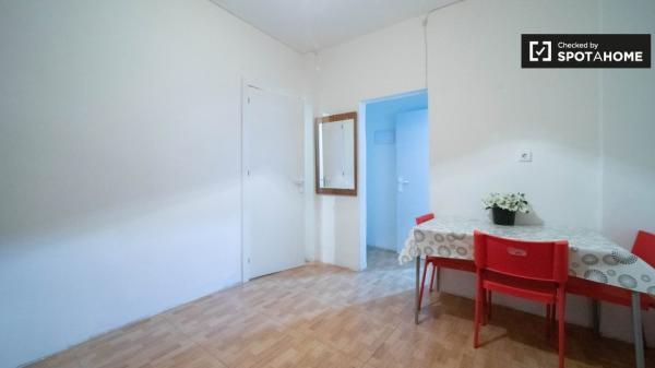 Room for rent in 2-bedroom apartment in Alcala de Henares