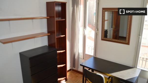 Room in shared apartment in Madrid