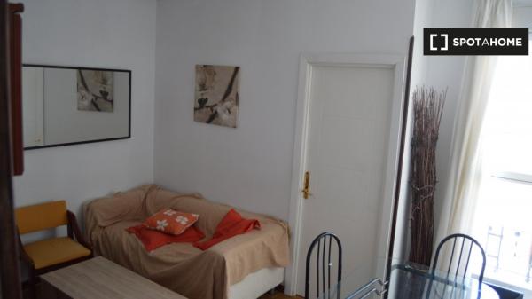 Room in shared apartment in Madrid