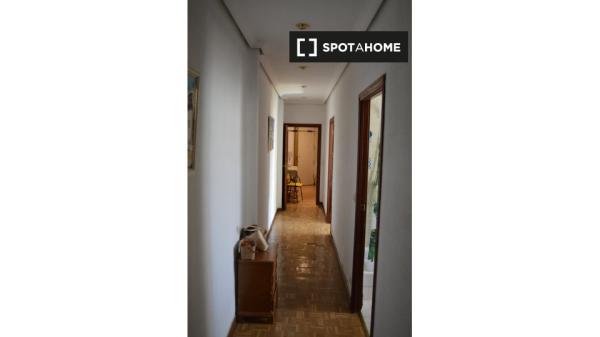 Room in shared apartment in Madrid